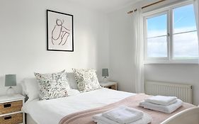 Spacious Home Sleeps 6 Short Walk To Port Isaac Village & Stunning Views